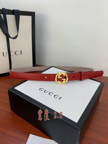 G U C C I 此细款腰带用采光头小层牛皮 精制而成，配以双G带扣。宽度 ：2.0 Cm