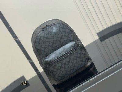 Size：33.39Cm 蔻驰男士双肩包 台湾进口牛皮 超高清五金Logo标志、 专用里内里 直男必备款。 这个必须种草！！