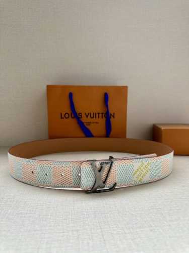 4.0宽 本款 Lv Initials 双面腰带凝聚 Pharrell Williams 对典藏设计的灵感探索，通过焕新 Damier 图案和 Marque L