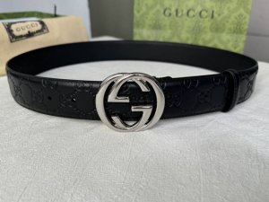 原单品质 Gucci 古驰男款互锁G金属扣腰带，采用热压技术的Gucci Signature真皮精制而成，触感厚实，印花图案清晰分明。4厘米 65637200