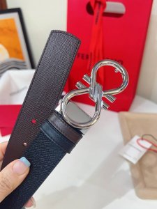 特 这款双面皮带时尚百搭，是不可或缺的男士配饰单品。一面选用锤纹牛皮，另一面选用精选天然粒纹牛皮，缀以金色饰面 Gancini扣饰增添点睛韵致，内侧饰以精美丝缎