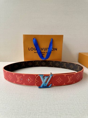 4.0宽Lv Dimension Sunset 双面腰带取材 Monogram 涂层帆布，以温暖色调再现晨光夕照的美妙意境，再借瞩目渐变效果搭扣捕捉时间流逝之美