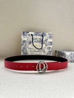 特 宽度3.5Cm Dior 这款金属覆层黄铜腰带扣是春季系列新品，致敬经典的 Oblique 图案。可与各式 35 毫米腰带搭配，彰显优雅气质与视觉风格。