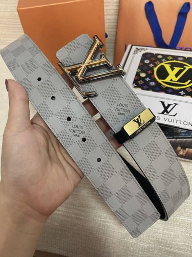 品名：Lv..路易..威登原单 材质：原单牛皮腰带 百分百头层牛皮腰带保证真皮，24K纯钢扣，专柜原单品质、做工精细，时尚大牌，送人自用首选 包装： 请认准如图