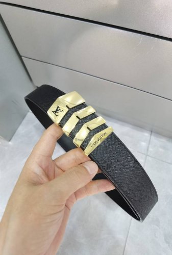 路易威登秘原单品质专柜官网同步宽度3.8精美扣头意大利进口皮纹牛皮手感极佳 上身郊果棒男士最爱商务休闲长度100一125下单请留言长度