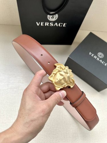 特 P200 宽度4.0Cm Versace 范思哲 此款腰带的搭扣饰有品牌标志性的 哑色扣头 金 银色闪光Virtus五金配件。