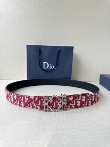Dior 宽度3.5Cm 这款不锈钢金属腰带扣、是季节男装系列新品，展现 Dior 经典的藤格纹图案。可与各式35毫米腰带搭配，彰显经典风格。