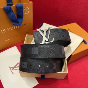 潮男穿搭 新选腰带 L V New 宽度4Cm 皮带面采用定制帆布面料 纯黑色原厂小牛皮底 手感极佳 搭配与皮带同色调的精致搭扣 双面用