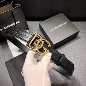 Dg，宽3.5Cm Dolce&Gabbana 全新小牛皮腰带，干练摩登配饰，缀以缎纹金色电镀金属细节。 小牛皮腰带，缀以缎纹金色电镀金属细节：