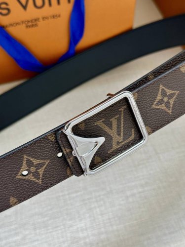 Lv Initiales3.4宽腰带取材 Monogram Eclipse 帆布和素净牛皮 为标志性 Lv 搭扣描绘摩登哑光质感 可令任意造型展露典雅意味 Mo