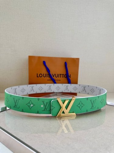 特 本款 4.0宽 Lv Initials 双面腰带展现经典Monogram 帆布的缤纷演绎，以 Lv 字母搭扣彰显瞩目风范，可为经典或休闲造型注入摩登新意