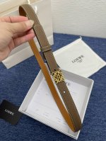 品牌 罗意威 特 描述 经典系列新品腰带，采用小牛皮材质，完美搭配手工车线，两款经典配色，可搭配商务西装或更为休闲的造型。腰带为法国尺寸，请在购买前参阅腰带尺寸