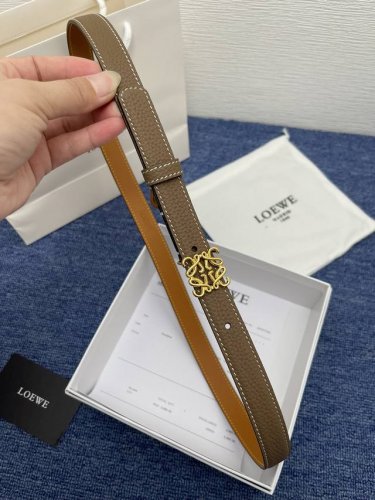 品牌 罗意威 特 描述 经典系列新品腰带，采用小牛皮材质，完美搭配手工车线，两款经典配色，可搭配商务西装或更为休闲的造型。腰带为法国尺寸，请在购买前参阅腰带尺寸