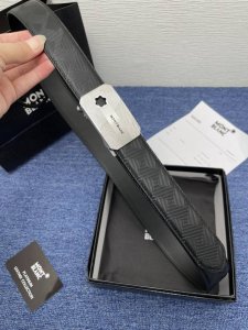 品牌 万宝龙自动 特 描述 双面原版皮，这款饰有带扣的腰带配以水牛皮衬里，覆以monogram 牛皮。展现细腻的品牌特质，是牛仔裤的理想配件 字母带扣； 宽 原