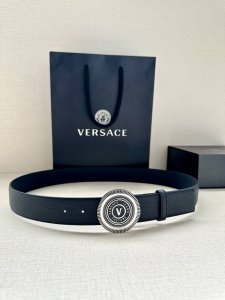 宽度3.8Cm Versace Jeans Couture 牛皮革V-Emblem板扣式皮带、饰有La Greca彰显个性设计。该铆钉腰带饰有La Greca五