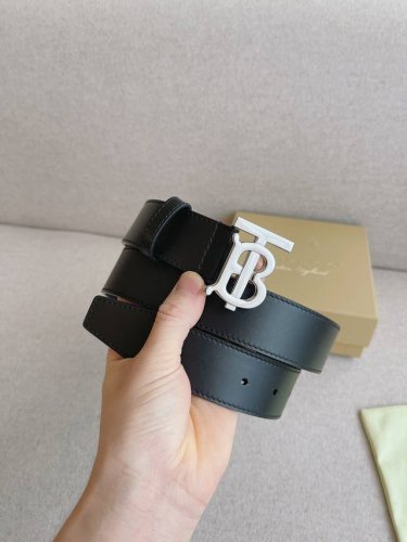 特 Burberry巴宝莉 全套包装；皮带真皮搭配精品五金扣宽度35Mm，款式休闲易搭配服饰；该品牌是极具英国经典风格的奢侈品牌，其多层次的产品系列满足了多样化