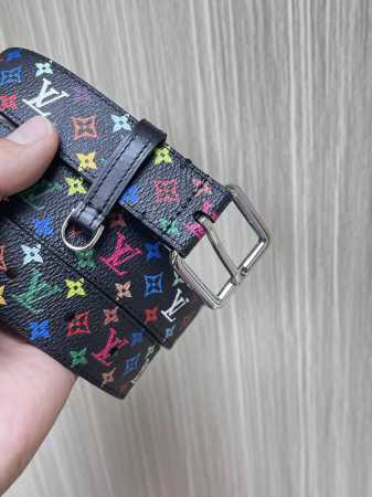 路易威登与日本艺术家村上隆联袂打造L Lv D-Ring 双面腰 带，以Monogram Multicolor 帆布展现艺术家对品牌经典图案的灵动 演绎，搭配针 - 点击图像关闭