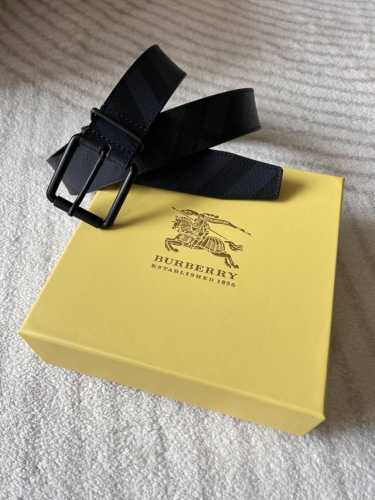 Bur～Berry 巴～宝莉 专柜同款 男士休闲腰带 宽3.5Cm精选品牌标志性 London 蓝格纹，搭配原版平滑牛皮 哑黑五金扣环镌刻 Bur～Berry