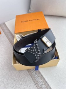 品名： Lv..路易..威登腰带皮带原单 型号：挂扣，经典纯钢材质挂扣，头层牛皮，图片实物拍摄 材料：头层牛皮，挂扣系列，纯钢材质扣头，钯镀电镀工艺永不掉色。原