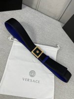 4.0Cm 范思哲 两面荔枝纹腰带饰有标志性的Versace美杜莎头像扣 彰显品牌格调 是一款精美的衣橱必备单品