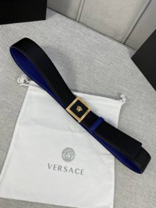 4.0Cm 范思哲 两面荔枝纹腰带饰有标志性的Versace美杜莎头像扣 彰显品牌格调 是一款精美的衣橱必备单品