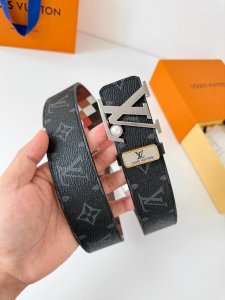 品名： Lv..路易..威登腰带皮带原单 型号：挂扣，经典纯钢材质挂扣，头层牛皮，图片实物拍摄 材料：头层牛皮，挂扣系列，纯钢材质扣头，钯镀电镀工艺永不掉色。原