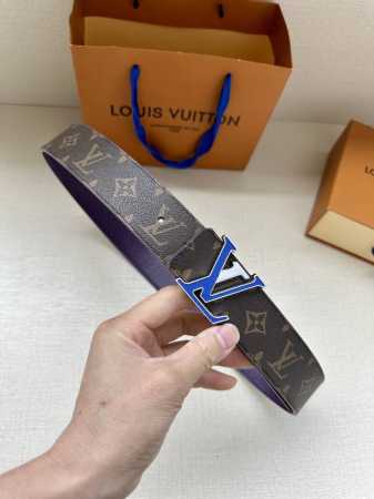 特 4.0宽 Lv Optic 双面腰带聚焦经典 Monogram 图案：一面呈现标志性印花帆布，另一面选用亮色皮革。色彩层叠令 Lv Optic 搭扣倍显瞩目 - 点击图像关闭