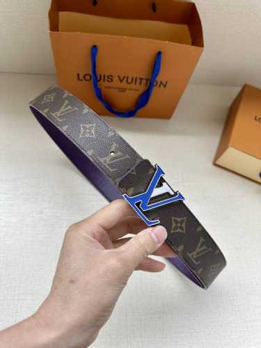 特 4.0宽 Lv Optic 双面腰带聚焦经典 Monogram 图案：一面呈现标志性印花帆布，另一面选用亮色皮革。色彩层叠令 Lv Optic 搭扣倍显瞩目