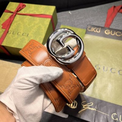 古奇 宽4.0Cm 新款 原单 每一季，品牌标识都会吐故纳新，于经典之中融入新意。在这款绗缝皮革腰带上，经典Gg标识以亮眼之姿生动呈现，与双G造型配件相得益彰。