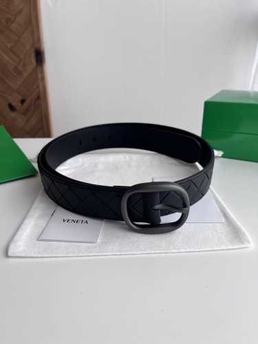 Bv 2025最新款男士编织腰带 纯手工Intreccio大格子编织 双面意大利小牛皮搭配椭圆形真空枪色针扣 宽体大针搭配扁孔设计尖尾 侧面有标识 皮带宽度35