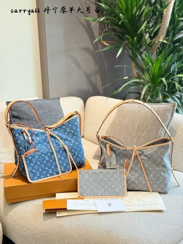 蓝色 灰色 Lv新款牛仔Carryall太顶 3月中才刚刚发售的灰牛仔Carryall 这组合就是妥妥的顶流哇 随性慵懒就不用说了，肩带的铆钉更是帅我一脸经典老