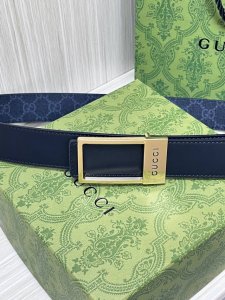 衔接品牌的过去和现在，以焕新方式继续演绎经典元素。这款黑色腰带采用Supreme帆布制成，饰有Gg字母交织图案，以Gucci刻花呈现长方形搭扣开合设计3.5黑仿