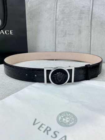 特P210 宽度4.0Cm。Versace （范思哲） 此款石头纹砂底腰带饰有标志性的Versace美杜莎头像带扣，彰显品牌格调。是一款精美的衣橱必备单品。 - 点击图像关闭