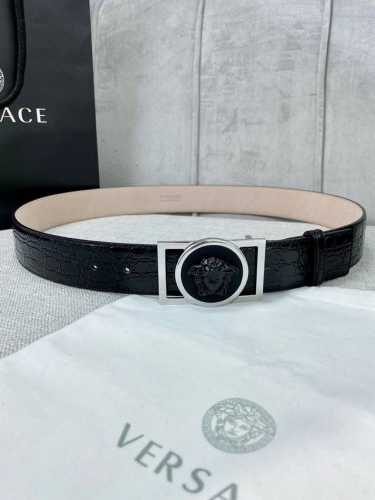 特P210 宽度4.0Cm。Versace （范思哲） 此款石头纹砂底腰带饰有标志性的Versace美杜莎头像带扣，彰显品牌格调。是一款精美的衣橱必备单品。