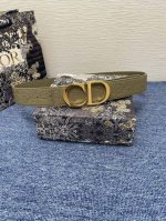 特 这款 35 毫米双面腰带结合典雅气质与摩登风范。 一面采用黑色 Dior Gravity 印花效果皮革，以牛皮革融合压花工艺，演绎经典的 Oblique 印