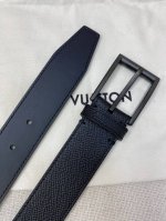 Lv经典系列腰带采用Lv Logo金属环设计，适合休闲低调的男士使用；经典设计元素。宽度35Mm