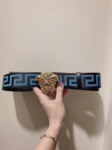 特 此款经典的Versace腰带由柔软的小牛皮制成，饰有La Greca印花，并配有3D美杜莎腰带扣。4Cm