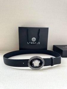 宽度：4.0Cm 范思哲 此款椭圆五金配件、腰带饰有标志性的versace美杜莎头像扣，彰显品牌格调。是一款精美的衣橱必备单品。