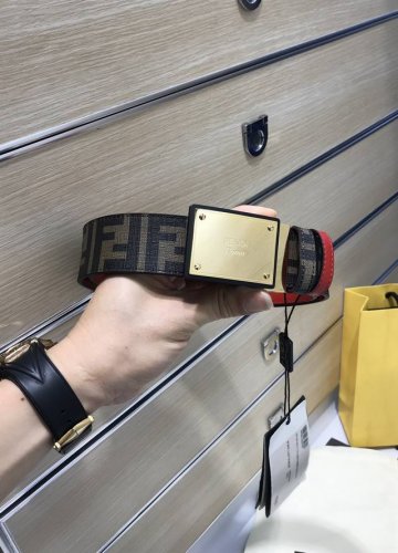 配送专柜包装 打孔针 特批宽38Mm，原单进口双面头层牛皮，搭配原单钌钯电镀F扣，手感.油边近乎完美，原产皮料定制，质感无可挑剔，出众的细节，高清实拍，货真价实