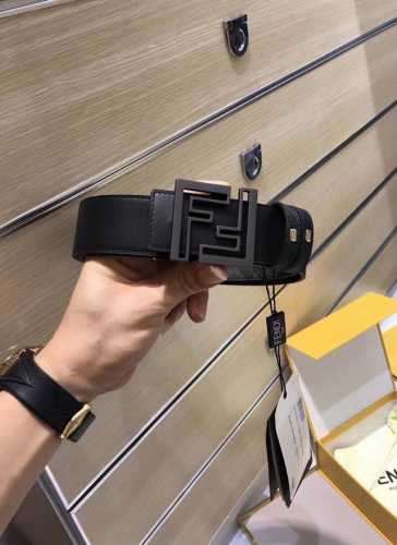 配送专柜包装 打孔针 特P200 新款 Fd 宽38Mm 支持Nfc 芯片扫描，标志造型宽皮带，原版圆柱F铆钉扣，进口原版 黑色小牛皮配原版老花制成，镀金表面金