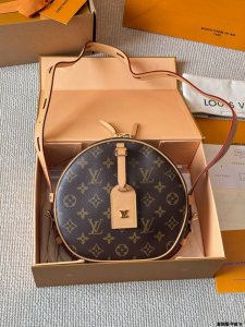 复刻版 牛皮 全钢 最新 软圆饼包 Lv Boite Chapeau 系列 经典精巧 Lv 牛皮圆饼包经典的路易*威登帽盒摇身变为此款风格可爱的随身小袋。小巧而