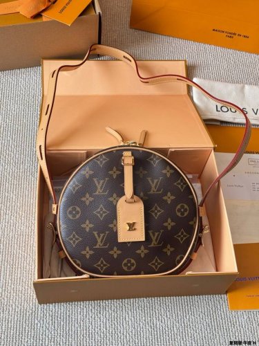复刻版 牛皮 全钢 最新 软圆饼包 Lv Boite Chapeau 系列 经典精巧 Lv 牛皮圆饼包经典的路易*威登帽盒摇身变为此款风格可爱的随身小袋。小巧而
