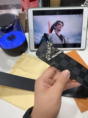 高端品質 實物拍攝 配全套包裝 品牌 L V海外原單 扣頭材質 雙色純鋼扣 帶身材質正面 38Mm寬度採用進口頭層牛皮腰帶 純鋼質五金扣頭實物拍攝長短不可自行裁