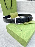 特P180 宽度4.0Cm 搭配原版皮带扣 、腰带以采用热压印技术的Gucci Signature皮革精制而成，触感厚实，印花图案清晰分明。顶端为金属Gg细节，