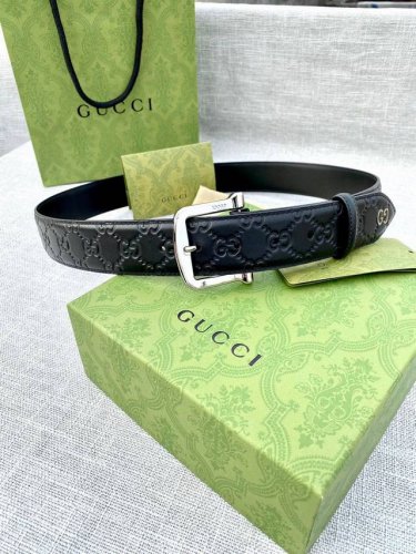 特P180 宽度4.0Cm 搭配原版皮带扣 、腰带以采用热压印技术的Gucci Signature皮革精制而成，触感厚实，印花图案清晰分明。顶端为金属Gg细节，