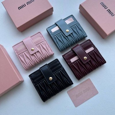 颜色 黑 粉 蓝 红尺寸 11X10Miumiu 纯皮卡包 超级自留。两用卡包钱包12个卡位钞票位 特别实用
