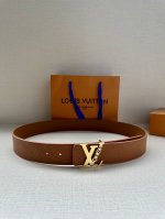 4.0 宽的 Lv Shadow 腰带，尽显经典风尚与内敛格调。其采用 Monogram Shadow 皮革，搭配素面皮革，Lv 搭扣更描绘有珐琅条纹。以摩登笔