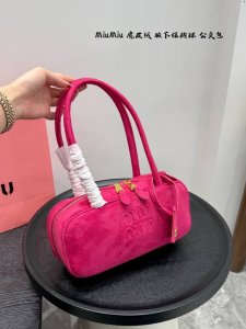 配盒 Size：28*12Cm Miumiu麂皮长柄腋下保龄球 公文包 Miu又来抢钱了新款公文包 来咯 ！ 背起来都很Nice 哦 出场就是Miumiu小公主