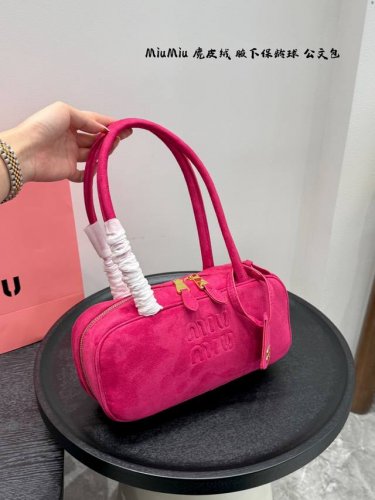 配盒 Size：28*12Cm Miumiu麂皮长柄腋下保龄球 公文包 Miu又来抢钱了新款公文包 来咯 ！ 背起来都很Nice 哦 出场就是Miumiu小公主
