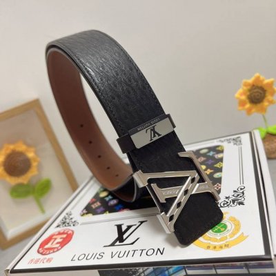 品名：Lv..路易..威登 材质：原单牛皮腰带 百分百头层牛皮腰带保证真皮，24K纯钢扣，专柜原单品质、做工精细，时尚大牌，送人自用首选 包装： 请认准如图专柜